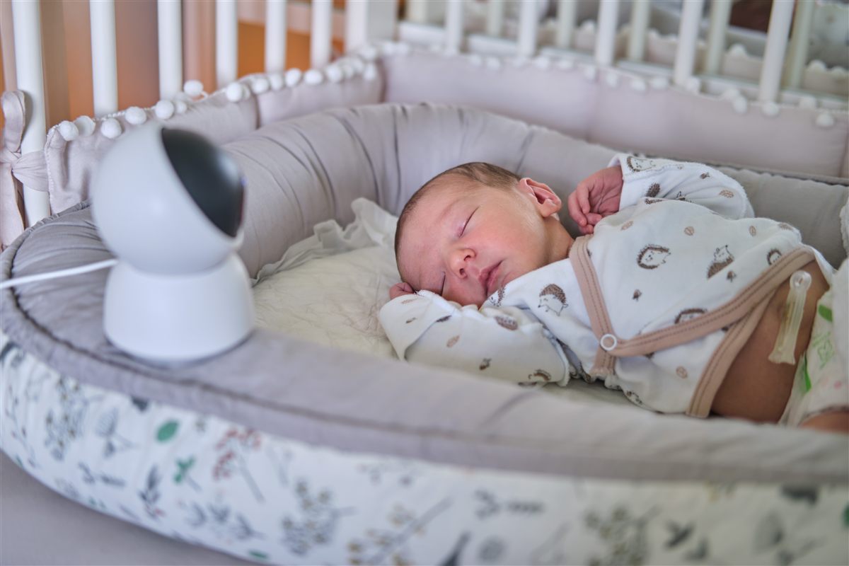 Bebé a dormir tranquilamente no berço, ambiente calmo e seguro