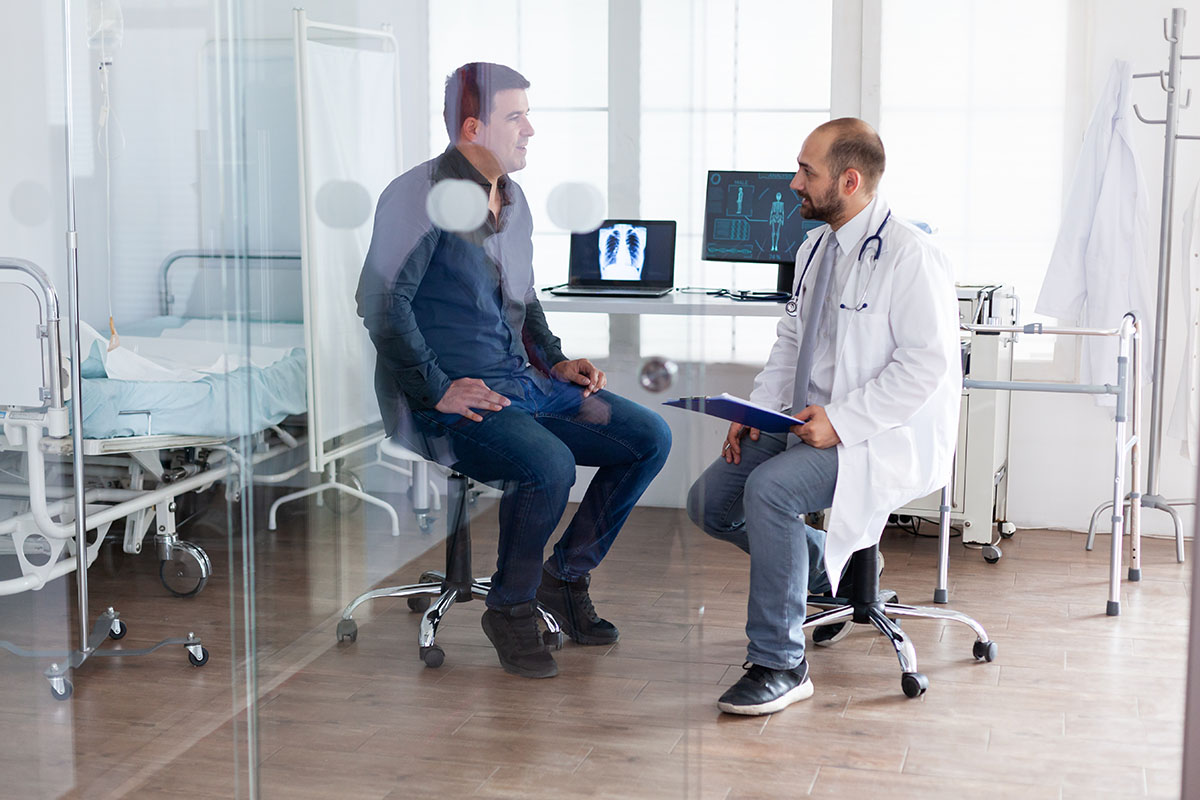 Médico em consultório a explicar medicamento Triticum a paciente